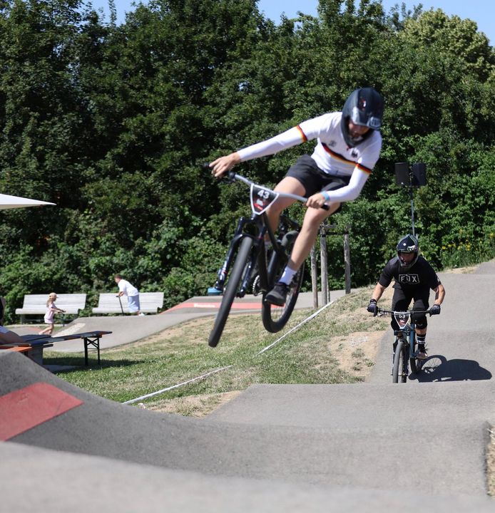 Hitzeschlacht auf dem Pumptrack: Spektakulärer  Auftakt beim UCI Pump Track World Championship  Qualifier in Köngen