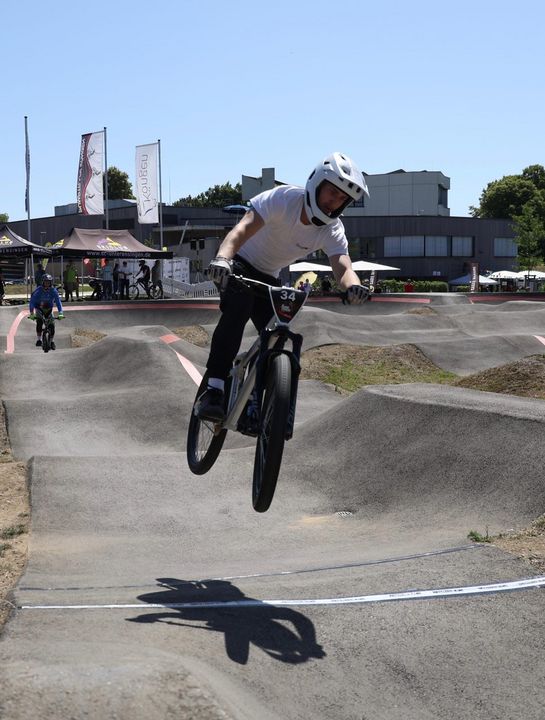 Hitzeschlacht auf dem Pumptrack: Spektakulärer  Auftakt beim UCI Pump Track World Championship  Qualifier in Köngen